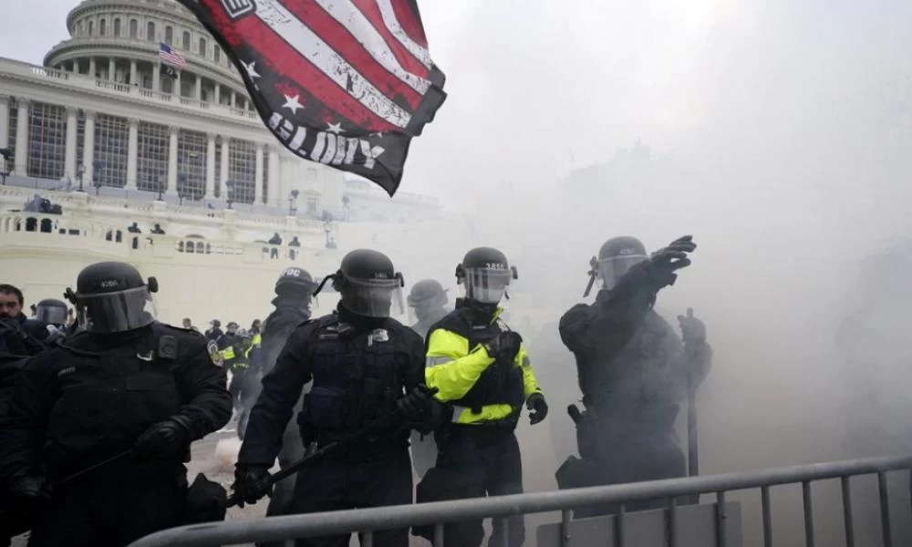 «Η δημοκρατία υπό πολιορκία»: Τι γράφει ο διεθνής Τύπος για το χάος στις ΗΠΑ